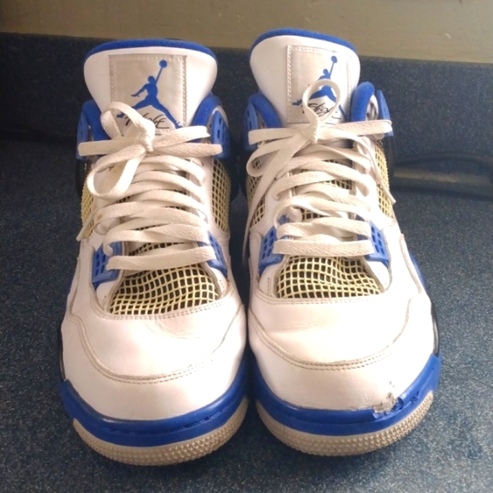 Jordan's size 13 💙 🤍 🖤